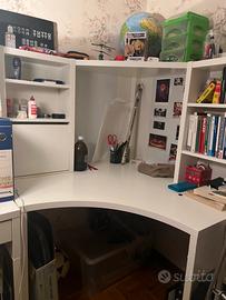 Scrivania con libreria