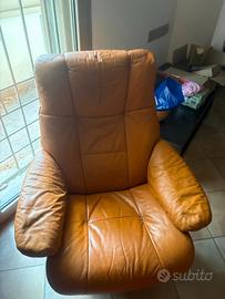 Poltrona ergonomica Stressless con pouf