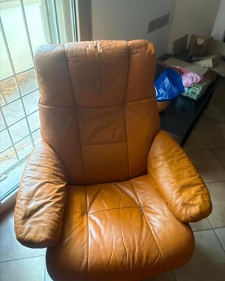 Poltrona ergonomica Stressless con pouf