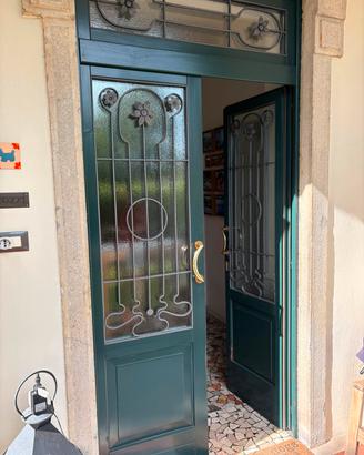 portoncino di ingresso in legno verde