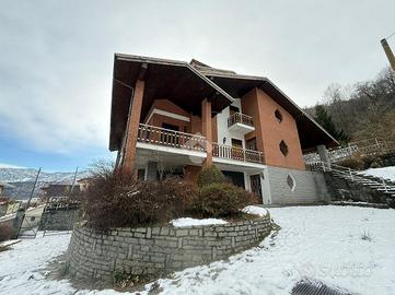 BIFAMILIARE A TRAVES