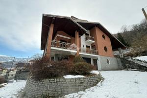 BIFAMILIARE A TRAVES