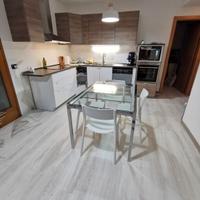 cucina: ante e rivestimenti noce grigio chiaro 