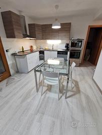 cucina: ante e rivestimenti noce grigio chiaro 