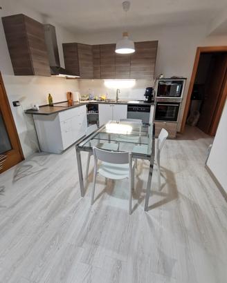 cucina: ante e rivestimenti noce grigio chiaro 