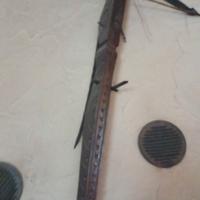 Balestra storica in legno intagliato e metallo 