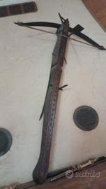 Balestra storica in legno intagliato e metallo 