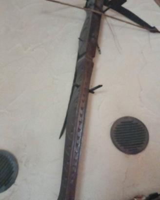 Balestra storica in legno intagliato e metallo 