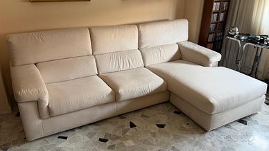 Ampio divano con chaise longue