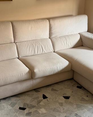 Ampio divano con chaise longue