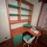 Scrivania angolare + libreria e letto