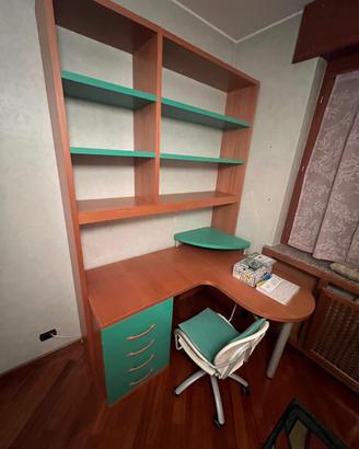 Scrivania angolare + libreria e letto