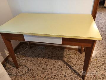 Tavolo più due sedie vintage, anni '50-'60