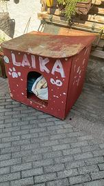 Cuccia per cane medio/grande in legno con ruote