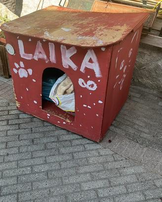 Cuccia per cane medio/grande in legno con ruote