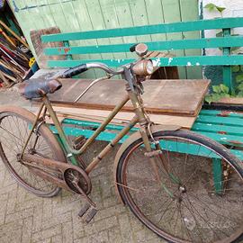 Antica bicicletta con i freni a bacchetta 