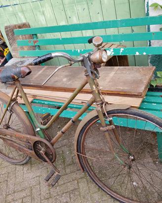 Antica bicicletta con i freni a bacchetta 