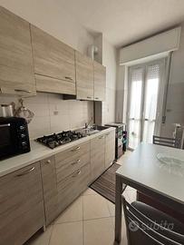 Luminoso monolocale con cucina separata e balcone