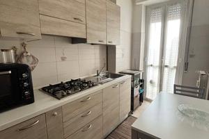 Luminoso monolocale con cucina separata e balcone