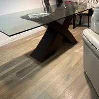 Tavolo in vetro con base in legno