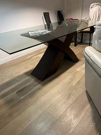 Tavolo in vetro con base in legno