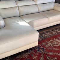 divano in pelle con penisola