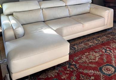 divano in pelle con penisola