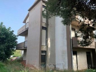 Aci Castello intero stabile 3piani giardino p.auto