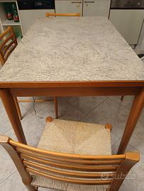 Tavolo da cucina e 4 sedie