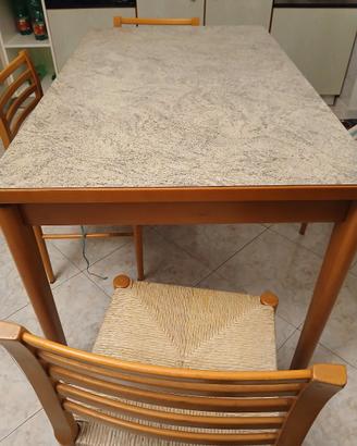 Tavolo da cucina e 4 sedie