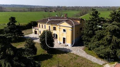 Villetta a schiera di 670 m² con più di 5 locali e