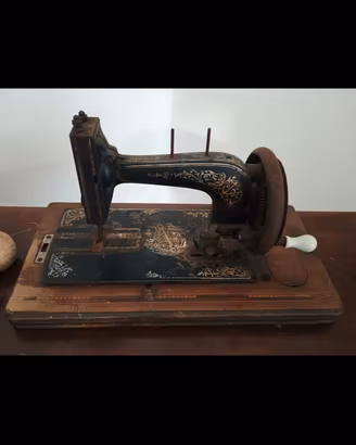 macchina da cucire d'epoca a manovella
