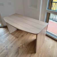 Scrivania semplice in legno chiaro
