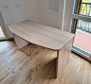 Scrivania semplice in legno chiaro