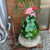 Giarra in vetro con composizioni di fiori