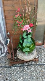 Giarra in vetro con composizioni di fiori