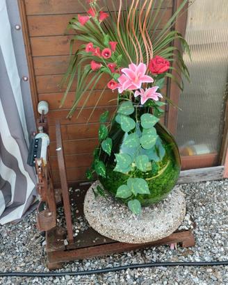 Giarra in vetro con composizioni di fiori
