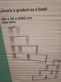 Mobile scaffale a gradini