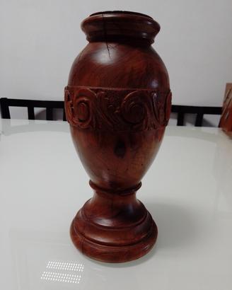  Vaso decorativo in legno intagliato a mano 