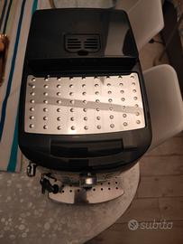 Macchina per caffè espresso in chicchi e cappuccin