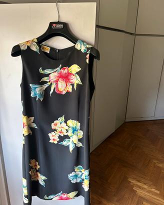 Raffinato abito estivo nero con fantasia floreale.