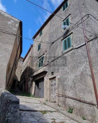 Casa indipendente di 93 m² con più di 5 locali a A