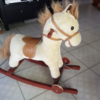 Cavallo a dondolo in legno con ruote