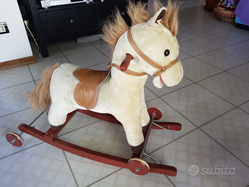 Cavallo a dondolo in legno con ruote