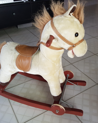 Cavallo a dondolo in legno con ruote