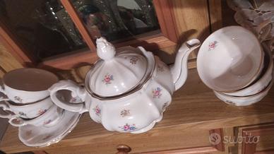 teiera e tazzine mai usate