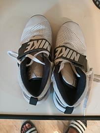 scarpe Nike numero 37,5