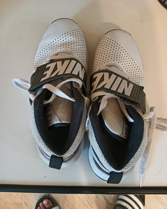 scarpe Nike numero 37,5