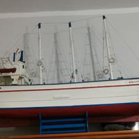 Barca in legno fatta a mano. 