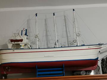 Barca in legno fatta a mano. 